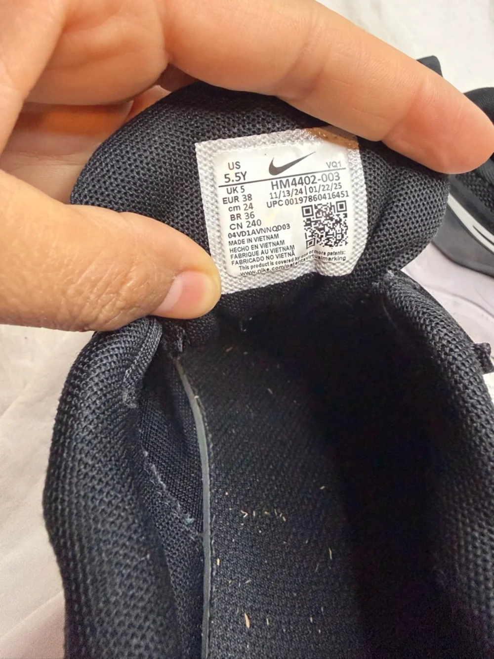 Nike Cosmic Runner Big Kids' Road Running Shoes - Black/White - Size 5.5Y - Picture 7 of 8